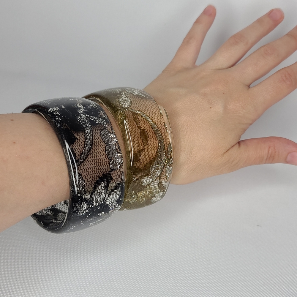 *SOLD* Vintage Lucite Bangle Bracelets Black Golden Brown Lace Wide Width 1980s - Picture 4 of 8
